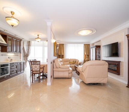 Сдается 3-комнатная двухуровневая квартира по ул. Тургенева 1. Полностью уомплектована всей необходимой мебелью и техникой для комфортного проживания. 2 санузла, сауна, гардеробная Первый этаж: гостиная, совмещенная с кухней, застекленная лоджия, санузел. Второй этаж: Спальня, кабинет, гардеробная, ванная с сауной. Готова к просмотру и заселению на длительный срок.