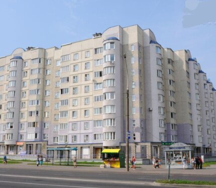 Сдаётся Койка-Место в комнате,для Мужчин,Белорусам. Комната 15 кв.м на 3 человека, соседи семья. С 1человека + (коммунальными,моющие, порошок,посуда, постельное белье,полотенце, туалетная бумага, мыло,фен,утюг,посуда,стиральна машинка ) Метро"Кунцевщина" 5 минут транспортом. Андрей.