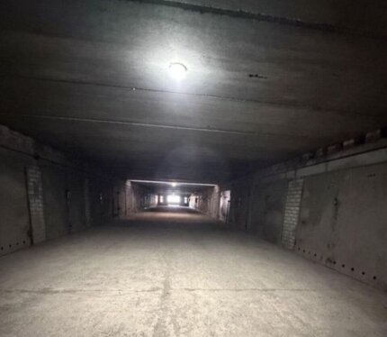 с вытяжкой. под навесом. верхний этаж, над тобой-никого, под тобой-другой гараж. Ямы нет. вещей тоже не будет в среду, будет светло и убрано, просто старые фотки. Свет на ночь выключают.