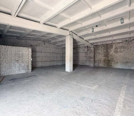 Административное здание,возможность аренды офиса, складских , производственных и гаражных помещений., на одной территории.Большая парковка.Удобная логистика для доставки большими грузовиками.При необходимости круглосуточный доступ,идеальное место для торгующих организаций