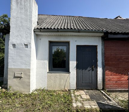 Продаётся полдома в г. Дзержинске, ул. Нахимова. Продаётся полдома в г. Дзержинске, 1/3 доли. Здание с отдельным входом. Дом кирпичный, 1987 года постройки, общей площадью – 30 кв.м. состоит из просторной жилой комнаты – 21,9 кв.м., кухни – 4,8 кв.м. и совмещенного сан.узла – 3,3 кв.м.