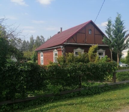 Дом расположен на уютной не большой улице с красивым видом, которая проходит вдоль Дзержинского водохранилища. 3 км от г. Дзержинск. Большой ровный участок с красивым озеленением. На участке большой современный сарай из блоков. Туалет на улице обшитый сайдингом. В дом проведен водопровод. По улице проходит газ, который можно подвести в дом. 