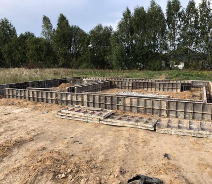Продается фундамент под дом! Адрес: Поселок Звозерный, улица Солнечная, 18, Солигорский район, Зажевичский сельсовет. Готовый фундамент: Срок строительства значительно сокращается благодаря уже возведенному ленточно-свайному фундаменту. – Наружные размеры: 10120 * 8620 мм. Надежная основа для вашего будущего дома! Проектная документация: В стоимость входит проект для построения дома, что сэкономит ваше время и средства на проектировании. Электричество: Есть проект заведения электричества