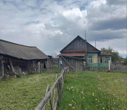 Продается деревенский дом, расположенный в живописном месте, в 1км от реки Ореса в которой можно и искупнуться и так же сходить на рыбалку . В 40 км от деревни находится Нежинский ГО(Горно-Обогатительный Комбинат). На территории имеются хоз. постройки и колодец.Недалеко находится вся инфраструктура:детский сад, школа и магазины.Территория огорожена забором. Дом идеально подходит для тех, кто ищет спокойствие и уединение вдали от городской суеты. Участок ~25 соток. Чистый воздух и тишина, удобный