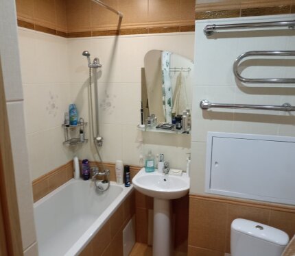 Сдается однокомнатная квартира в московском районе по ул. Алибегова д.28 Квартира с отличным ремонтом. Внутри уже есть все необходимое для комфортного проживания: Функциональная кухня, полностью оборудованная необходимой техникой, в том числе стиральная машина. Дополнительным преимуществом является удобное транспортное сообщение – остановки находятся в шаговой доступности. Минимальный срок аренды 1 год, без регистрации. + налог и квартплата