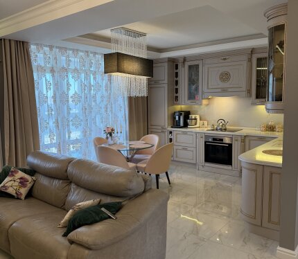 Сдается большая квартира с дизайнерским ремонтом в элитном районе Лебяжий с видом на озеро Дрозды. Просторная , красивая квартира 120м2 для семьи на длительный срок.