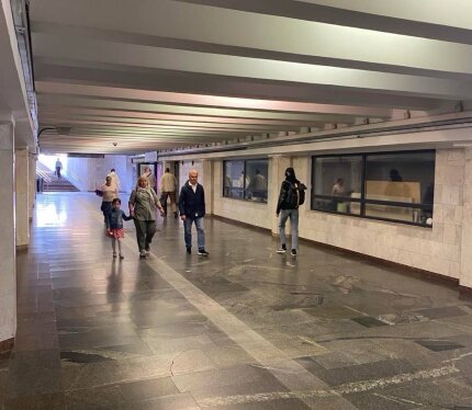 Торговое помещение в оживленном подземном переходе.