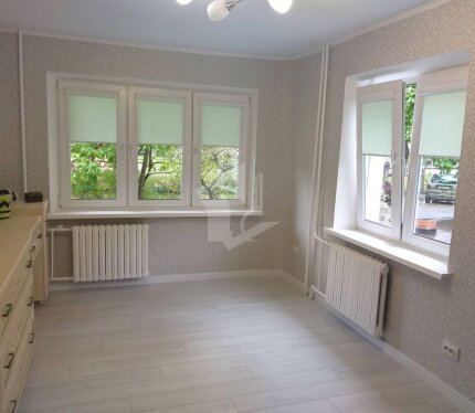 Сдаётся светлая и уютная 1-комнатная квартира. Квартира расположена на 1 этаже 5 этажного дома. Всё необходимое для комфортного проживания находится в шаговой доступности: магазины, кафе, спорткомплексы, кинотеатр "Киев", аптеки, , банковское и почтовое отделения, детские сады и школы, а также многое другое.