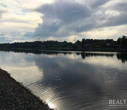 Участок в СТ"Железняки" (ул.Тихая, 31). 0,9 га (с возможностью расширения), эле-во, вода - по границе участка, до реки З.Двина около 20 м., вторая береговая линия с удобными подходами. Участок расположен на склоне, без строений (времянка), есть плодовые деревья и малина. Тихое, красивое место, отличный вид на реку, хорошие соседи, близко к городу, ходит общественный транспорт. Частная собственность.В случае интереса - рекомендую выехать и посмотреть все своими глазами, по всем вопросам звоните.