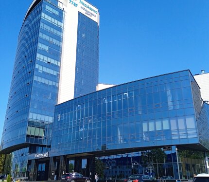 Продажа изолированного помещение с отдельным входом. Находится на первом этаже Бизнес центра «Имперский», центральный вход. Несколько входов. Общая площадь помещения на данный момент 575,8м2. (475,8м2 + 100м2(антресоль)). Уникальная конструкция помещения позволяет увеличить полезную площадь до 900 м2.(антресоль), предоставляя дополнительное пространство для реализации ваших амбициозных проектов. Высота потолка до 5,8м. Есть все коммуникации. Доступ 24/7