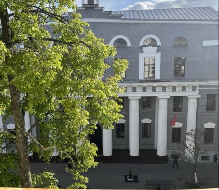 Продается трехкомнатная квартира в сталинке, потолки 3,8 м. Прекрасное местоположение в парковой зоне. В 2023 году был сделан капитальный ремонт - заменены радиаторы центрального отопления и трубы горячего водоснабжения. В квартире сделан косметический ремонт, улучшена планировка. Совмещенный санузел с окном. Окна выходят как во двор, так и на улицу. В услугах агентов не нуждаемся! окна пвх, на всех москитные сетки; межкомнатные двери и полы в комнатах массив сосны, в холле и санузле- плитка