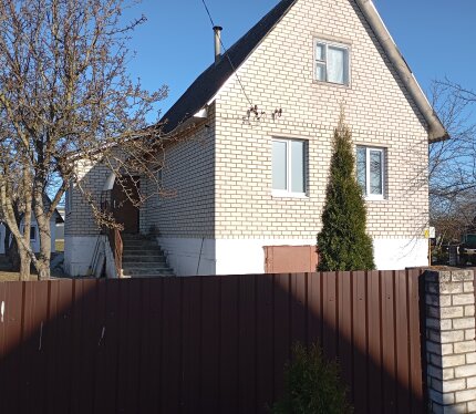 Продам дом в 35 км. от МКАД по Слуцкой трассе, от трассы 1км. подъездные пути хорошие. Дом под чистовую отделку, отопление газовое, вода центральная, с/у в доме всё разведено под душевую, пол чистовая стяжка под укладку напольного покрытия, стеклопакеты, второй этаж по вашему желанию под стройку. На участке большая баня с комнатой отдыха, заведена вода холодная и горячая, участок ровный, в прошлом году посеян газон. Под домом большой гараж. Более подробно расскажу по телефону.