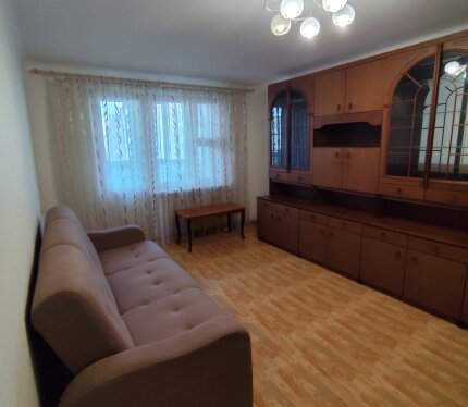 Сдается 1-я квартира 4 остановки от метро Каменная горка (10-15 минут), четыре вида общественного транспорта. Без домашних питомцев. По договору.