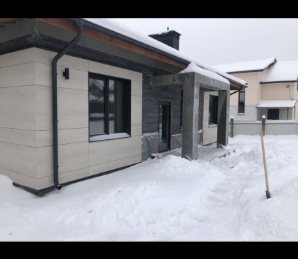 Продается современный коттедж 2022 года постройки, расположенный в 800 метрах от МКАД. Участок 15 соток находится в частной собственности. Центральные коммуникации: газ, электричество, вода, канализация. Раз в неделю вывоз мусора. Автолавка