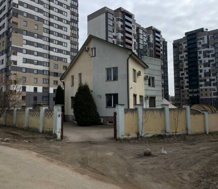 Ольга, вот чисто описание, без цены и лишнего — красиво и по делу. --- Отдельное здание с участком в Минске. 3 этажа + подвал, огороженный участок. Своя территория, въезд, парковка. Вода, свет, отопление на твёрдом топливе (котёл), есть возможность подключения газа. Канализация местная (яма). Под офис, склад, производство, автосервис. Продажа от собственника .Возможен перевод в жилой фонд. Рассматриваем возможность кредитования. Продажа напрямую от собственника.