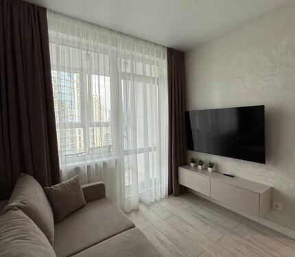 Новая евродвушка 5 минут до метро аэродромеая, 3 минуты до авиамолл. Отдельная спальня, гардеробная, лоджия. В квартире есть вся необходимая бытовая техника. Окна выходят во двор, во дворе есть детские и спортивные площадки, кофейни и тд...