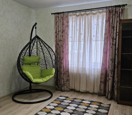 Сдаётся в долгосрочную аренду по договору квартира: 2 спальни и кухня-гостиная, 2 сан узла, есть вся мебель для проживания, есть балкон. Дом находится в прекрасном тихом месте, около ботанического сада и парка Челюскинцев, в доме консьерж, парковка за шлагбаумом, на зиму можно арендовать подземный паркинг. 5мин до ст м Академия наук. Аккуратный подъезд после ремонта, 2 лифта. Не сдаётся китайцам, одиноким мужчинам.