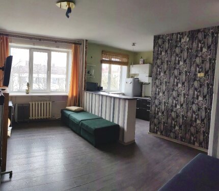 Отрывается от души: тихая, уютная, комфортная студия одному/двум людям, со всей бытовой техникой и нестандартной планировки и дизайна внутри, с мебелью в кирпичном доме сталинских времён после ремонта. В доме магазин+кафе (с другой стороны), зеленый двор, рядом остановка аптека и поликлиника