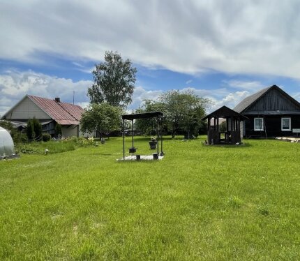 Продаётся одноэтажный бревенчатый дом в д. Кулики Червенского района, всего 22 км от МКАД по асфальтированной дороге. Участок 25 соток. В доме 2 жилые комнаты, кухня, прихожая и кладовые. Подведены электричество, центральное водоснабжение, интернет. На уч