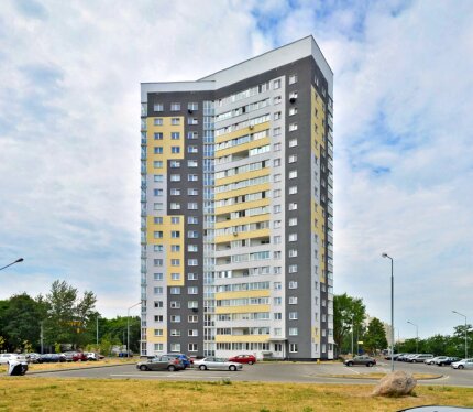 Продается ½ доля в квартире в современном доме в микрорайоне «Чижовка»   Предлагается к продаже ½ доля в благоустроенной квартире по адресу: г. Минск, ул. Голодеда, д. 11. Объект расположен на первом этаже 18-этажного каркасно-блочного дома 2019 года постройки. Современное здание с аккуратными подъездами и благоустроенной придомовой территорией.