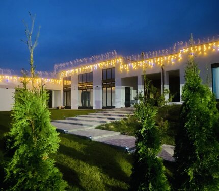 Новый комплекс под Минском ( основной, гостевой дом, банный комплекс ,теннисный корт)в закрытом охраняемом новом поселке, к 30 году войдет в черту Минска, 17 км от Минска ,12 км от Аэропорта.элитная Вилла ,6 санузлов, 9 спален, 3 кухни,банкетный зал 80 метров, панорамные окна, везде теплый пол, панорамный вид, вода центральная.Паковка на территории для 8 машин, за забором еще 6 машин, зарядка доя электромобиля 380в,в каждой спальне в доме кондиционер и телевизор. Можно приобретать иностранцам!