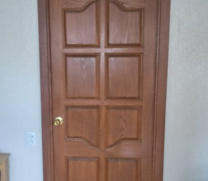 Квартира в спальном районе. Тихое место. Рядом стадион, большая парковка, школа, садик, магазины. В квартире две лоджии, застеклённые, стены обшиты массивом сосны. Окна ориентированы на восток и запад. 