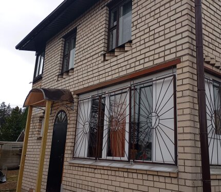 Удобная дача, пригодная к круглогодичному проживанию. Газовое отопление. 3 спальни. Уютная кухня. Парковка на 2 машины. Откатные ворота с автоматикой. Газон и туи по периметру.