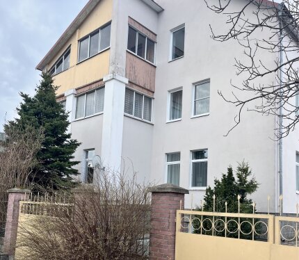 Продается уютный, полностью готовый к проживанию дом (3 уровня). Идеально для семьи, ценящей комфорт и близость к городу. На участке есть баня с купелью, хозпостройки, две просторные площадки для Ваших авто, также к дому пристроены два гаража. Удобный выезд на трассу, на машине до города 5-7 минут. Агентствам недвижимости просьба не беспокоить!