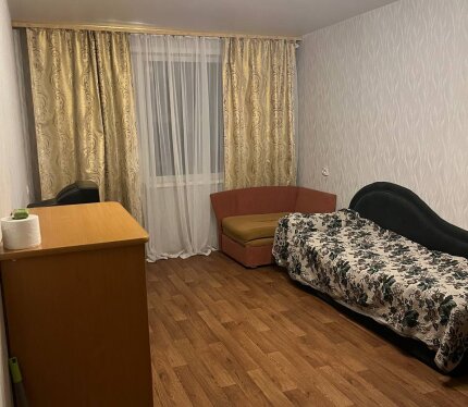 Продается одна большая комната с лоджией в 3-комнатной квартире. Комната в хорошем жилом состоянии, чистая, аккуратная. Окно на юг, остеклено стеклопакетом. В квартире никто не живёт (пока сдается).