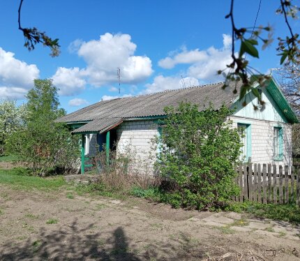 Продается дом в аг.Любань, Октябрьского района, Гомельской области. Имеется центральная вода, канализация, твердотопливное отопление,