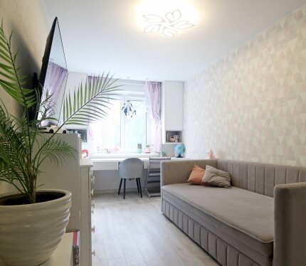 Сдаю отдельную просторную комнату с мебелью и всей необходимой бытовой техникой, метро рядом ,чистая и аккуратная ,под ключ.