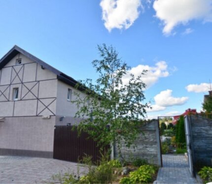 Не уезжая далеко за город можно отдохнуть с друзьями или семьей попариться в баньке, поплавать в бассейне, пожарить шашлыки, поиграть в бильярд. Цена в выходные дни 500 рублей до 5 человек, каждый последующий плюс 50 рублей, в будни 300 рублей до 5 человек, каждый последующий 50 рублей