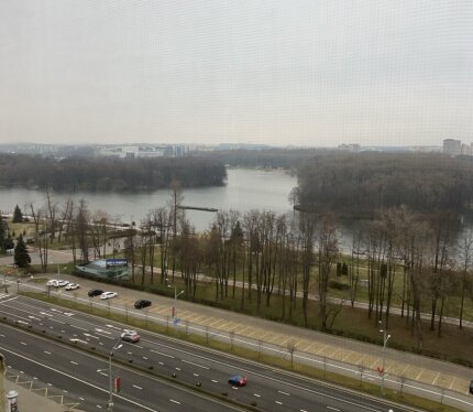 Сдается уютная 3 - комн. квартира в престижном районе, в центре города, с развитой инфраструктурой. Кирпичный дом 1982 г. постройки. Квартира в хорошем состоянии, просторный зал с подвесным потолком и подсветкой. Все комнаты изолированы, встроенная кухня, бытовая техника. Хорошая шумоизоляция, летом приятная прохлада, а зимой тепло и уют. Преимущество этой квартиры - место, в котором стоит дом. Есть все, что нужно для комфортного проживания.