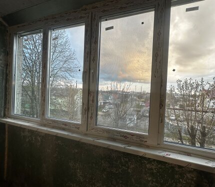 Произведен демонтаж с подготовкой под внутреннюю отделку. Новая электрика с функцией умный дом. Новая сантехника. Установлен новый бойлер с гарантией на 60л для удобства при отключении горячей воды. Заменены окна на новые пвх с тройным остеклением мультисильвер энергосберегающие. Новая входная дверь. Тамбур на две квартиры. Установлена инсталляция. На воду установлены качественные дорогие фильтры. Проект кухни в подарок! Звонить с 10.00 до 23.00