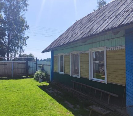 Продаётся жилой дом в деревне Румино. (10 минут езды от г.Орша). Общая площадь дома 70м2, Газовое отопление. Центральное водоснабжениею. Септик. Телефонная линия - оптоволокно. Окна ПВХ. Два погреба на 2 и 4 м.кв. Площадь приусадебного участка 45 (25 соток пожизненное наследование + 20 соток - аренда под доп. огород. Хоз. постройки: большой деревянный сарай, курятник, баня. Сад (плодоносящие плодовые деревья (яблони, вишки, груши), кустарники (большой участок с ежевикой), огород.