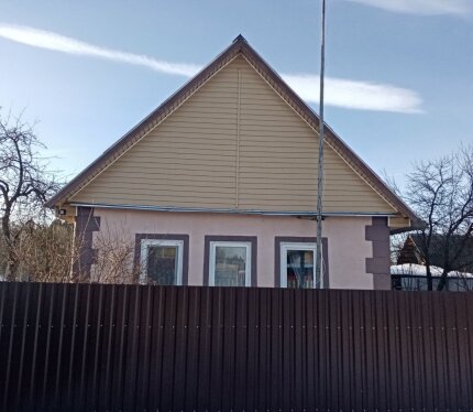 Продаем жилой дом в 5 км от Могилева в деревне Бруски Пригоден для жилья. Дом одноэтажный. Участок огорожен забором. Проведено оптоволокно. Отличное транспортное сообщение: до Могилева ходят два городских автобуса (3 и 15). На личном авто дорога займет меньше 10 минут. Идеальный вариант для тех, кто желает загородной жизни, но при этом работает в Могилеве. По всем вопросам набирайте по номеру в объявлении.