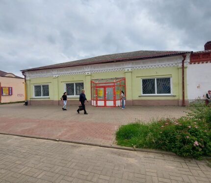Сдается в аренду часть помещения общей площадью 287 кв.м. Помещение находится в одном из самых оживленных мест в городе Бобруйске - район Центрального рынка (конечная остановка троллейбусов и автобусов с района). Отлично подойдет для любого вида деятельности. Возможна продажа.