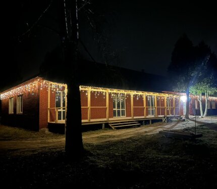 Гостиница «Место встречи» находится в 42 километрах от Минска, недалеко от трассы Минск-Витебск. На территории (70 соток) вас ждёт: Гостевой дом из семи новых, уютных номеров с террасами на 18-26 человек. - Номер «VIP» на 6 человек. - Номер «Люкс» на 2-4 человека. - Номер «Семейный» на 2-4 человека. - Номер «Мини» на 2 человека. - Номер «Вертикаль» на 2 человека. - Номер «Горизонт» на 2-4 человека. - Номер «Солнечный» 2-4 человека. Все номера оснащены всем необходимым для проживания !