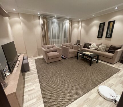 Предлагаться к длительной аренде двухкомнатная квартира от собственника по договору найма. Ул Маяковского 100, на 6 этаже 17 этажной части дома. В квартире есть все для комфортной жизни. Есть возможность паковки во дворе ( ваш тел.номер вноситься для открытия шлагбаума) Развитая социальная и коммерческая инфраструктура. Три остановки до вокзала,рядом Свислочь, парк, магазин Корона. В квартире прописан человек, так что коммунальные услуги по обычному тарифу. 