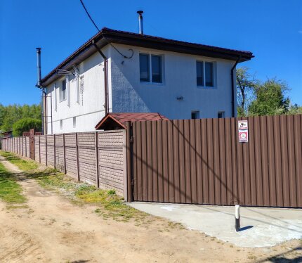 На сутки без бани (баня в доме 150р 3 часа) и без бассейна (бассейн в доме 100р) 1 гость 60р 2-200р 3-250р 4-300р 5-350р. 6-350р 7-400р 8-450р Почасовая от 200р Приглашаем в Баню с тёплым Бассейном-купелью и Бильярдом У Михалыча, расположенную рядом с Минском, Заславлем в а/г Петришки, всего в 20 мин. езды от Минска, в 1,5км от станции Радошковичи (можем забрать со станции на машине),в 100м от дома остановка маршруток до Минска.