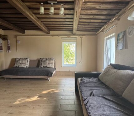 Сдаётся уютный домик в д. Зябки. Дом расположен на хуторе, ближайшие соседи находятся в 1км. В Вашем распоряжении все блага цивилизации: туалет с биде, душ, индукционная плита. Имеется баня, уличный туалет, мангальная зона, большая застеклённая беседка, футбольное поле, гамак, подвесное кресло. Рядом с домом есть два озера Долгое и Свядово , ближайшее в 500 м. На обоих озёрах прекрасные песчаные заходы, отличная рыбалка. В доме две просторные комнаты, до 7 спальных мест и большая кухня-гостиная.