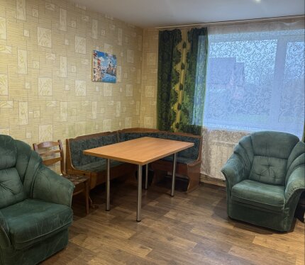 Сдаётся дом на длительный срок.Для организации-2300 рублей в месяц,для частных лиц 1200 рублей в месяц 