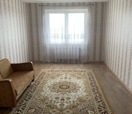 Сдается 1-комнатная квартира 2018 года постройки в Уручье. До метро 7-10 минут. Прекрасный район, чистый воздух, рядом магазин Виталюр, лесопарковая зона для прогулок и отдыха, школа, детские сады. Во дворе есть детская площадка. Удобное транспортное сообщение-метро, автобус, автобусы в аэропорт. Прописан один человек. Частично с мебелью. Условия оплаты: месяц вперёд, квартплата.