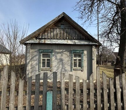 Продается уютный дом, расположенный в живописном городе Любань. Этот дом из сруба сочетает в себе тепло натурального дерева и современный комфорт.