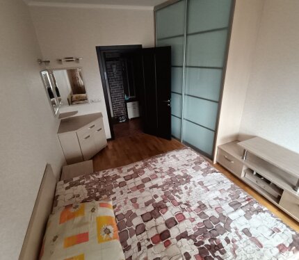 Сдаётся непроходная комната девушке(женщине) на период сессии/курсов. Во второй комнате проживает хозяин, порядочный, спокойный и чистоплотный молодой человек 24-х лет. В квартире есть всё необходимое для комфортного проживания: мебель, стиральная машина, микроволновая печь, фен, утюг, холодильник, электро чайник,WIFI , на окнах стеклопакеты, на полу паркет. Станция метро Михалова в 3-х минутах ходьбы.