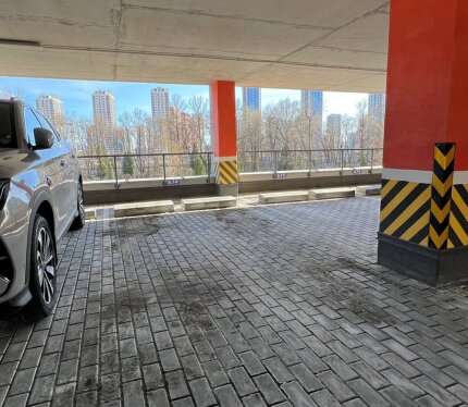 Сдается машиноместо №674 в крытом многоуровневом паркинге. Удобное расположение возле лифта. Место доступно для аренды в ближайшее время. По запросу можно «примерить» место под ваш автомобиль. Условия: аренда - 100 руб./месяц, коммунальные платежи - около 30 руб./месяц. Доступ в паркинг 24/7, видеонаблюдение, круглосуточная охрана. Заезд осуществляется по персональным карточкам, работает шлагбаум. Работает круглосуточно освещение и лифт OTIS. Недалеко есть остановки общественного транспорта.