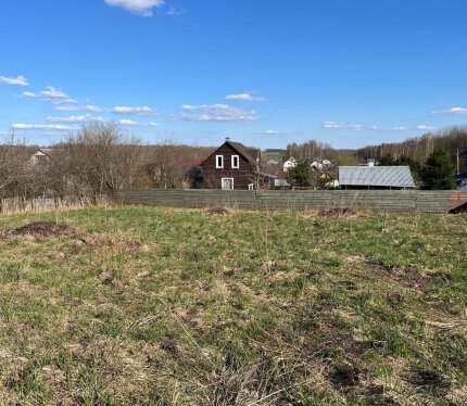 Продаётся участок в СТ «Веряги» — одном из самых живописных и престижных мест Логойского направления. Это одно из лучших СТ под Минском, прямая трасса М3 из Минска. Товарищество граничит с территорией горнолыжного курорта «Логойск». Зимой — это лыжи и сноуборд, летом — вейкборд, пляж, теннисные корты и отличные рестораны в шаговой доступности.