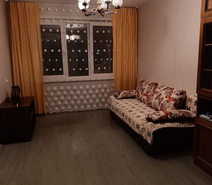 Сдаётся две комнаты в квартире с развитой инфраструктурой вокруг, сама квартира солнечная, жилая площадь комнат 30 кв.м. Поклеены свежие обои, а также стоят новые спальные места. Есть балкон, окна выходят в две стороны. Сдаётся для студентов, или для семьи без детей.