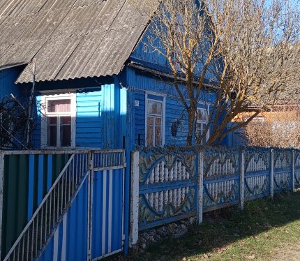 Продам участок с домом+ два участка на берегу Вилии (300 метров до реки). Тихое, живописное, райское место. Рядом сосновый лес. Адекватные соседи. Дом большой, уютный. 4 жилых комнаты и второй этаж. Большая застекленная веранда, электричество и газ (баллон). Во дворе две хозпостройки, колодец и санузел. Продаю все три участка. Участок с домом и двумя хозпостройками 4,0 сотки. Участок для ведения подсобного хозяйства 4,2 сотки. Участок для строительства и ведения хозяйства 10,0 соток.