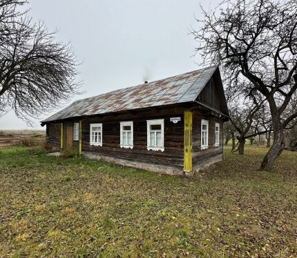 Дом расположен в конце не проездной улицы. В 500 метрах от дома красивое озеро для любителей рыбалки. До ближайшего леса 30 минут пешком. Деревянный дом 1960 года постройки Площадь дома – 83,7 м2 (с учетом холодной пристройки) Комната с печью - 20 м2, спа